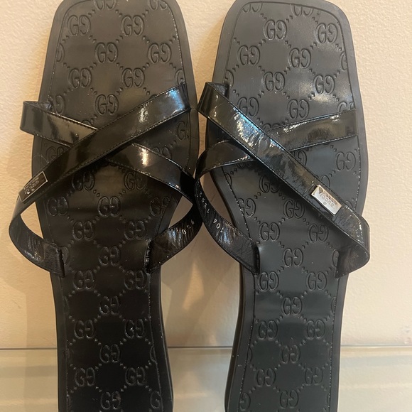 Authentic Gucci slide in almost New Condition. Worn 1X. This is UNISEX..Size 9.5 - Picture 12 of 12